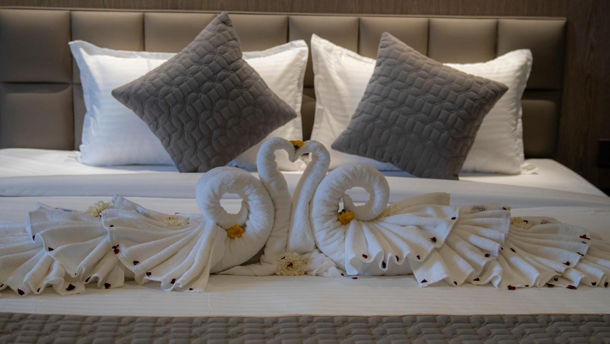 Hotel Tulips Grand Хидерабад Екстериор снимка
