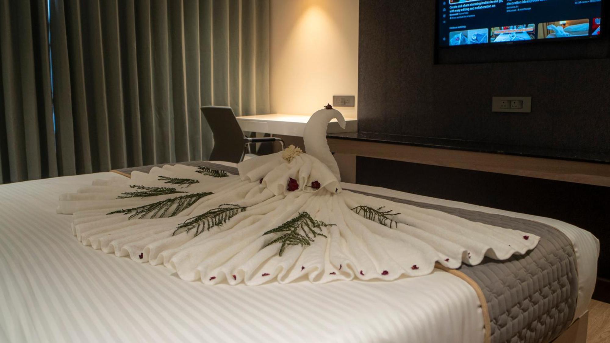 Hotel Tulips Grand Хидерабад Екстериор снимка