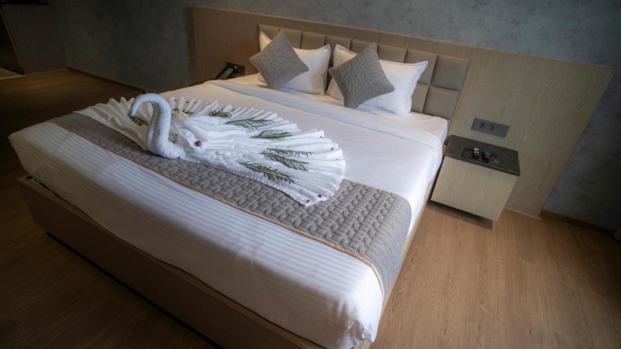 Hotel Tulips Grand Хидерабад Екстериор снимка
