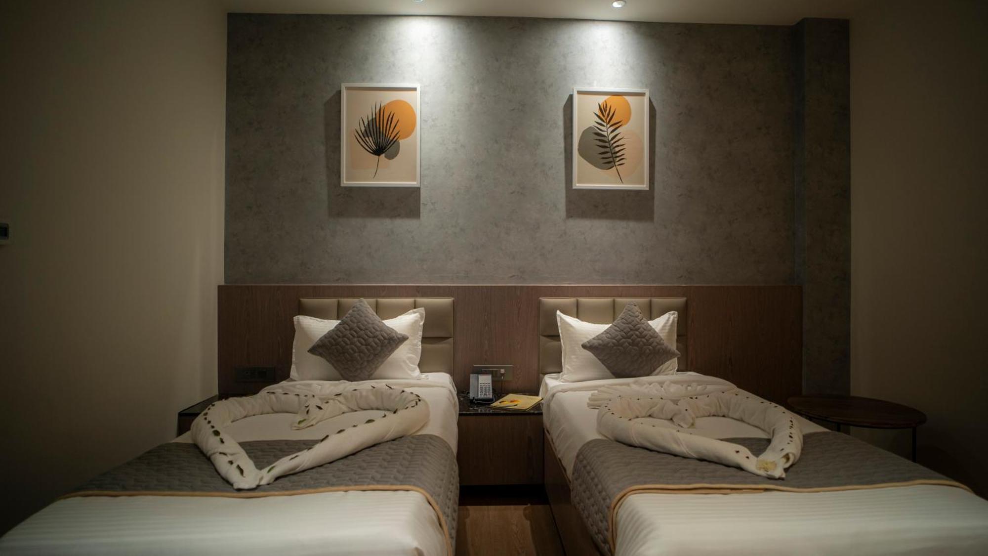 Hotel Tulips Grand Хидерабад Екстериор снимка