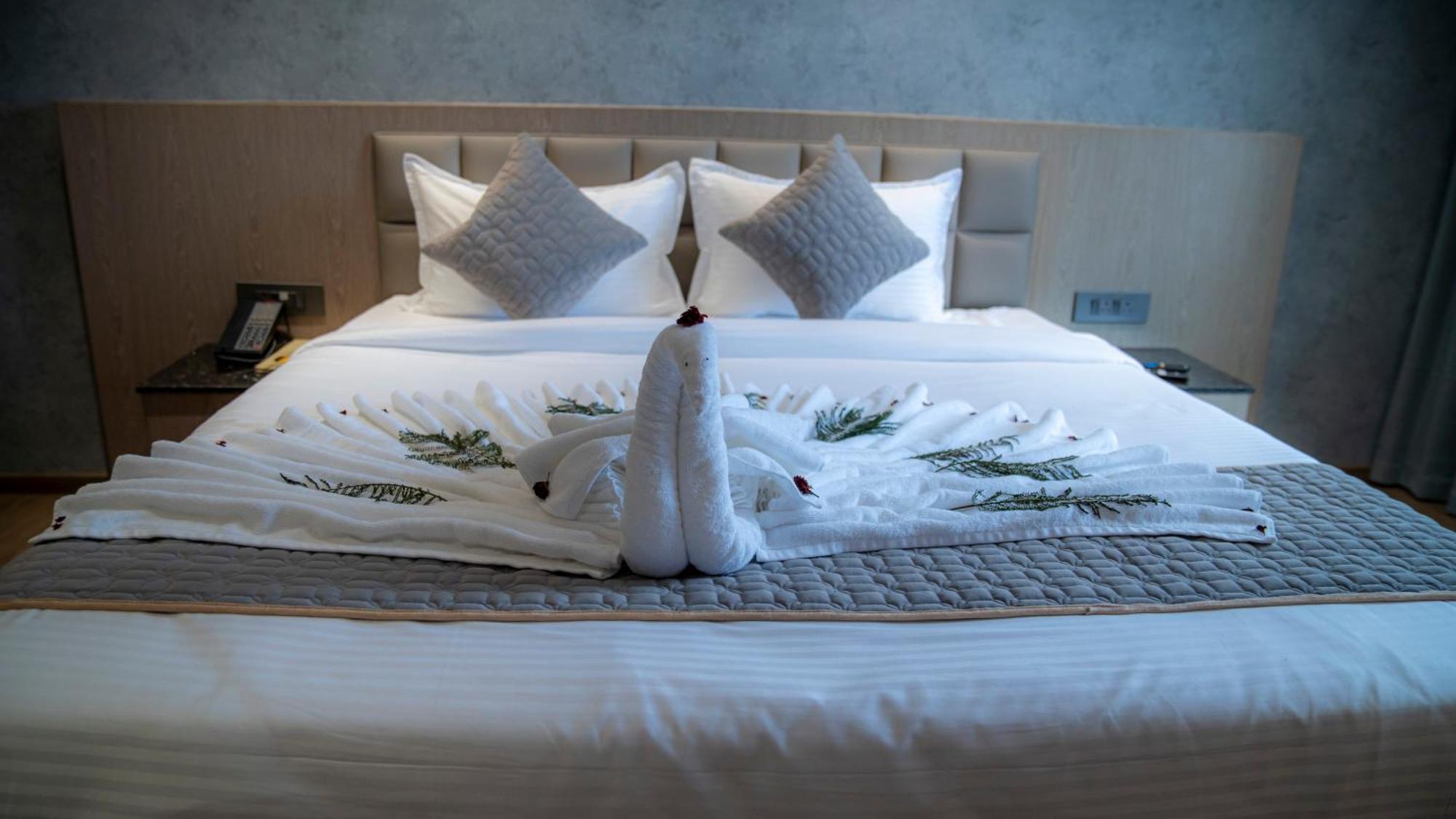 Hotel Tulips Grand Хидерабад Екстериор снимка