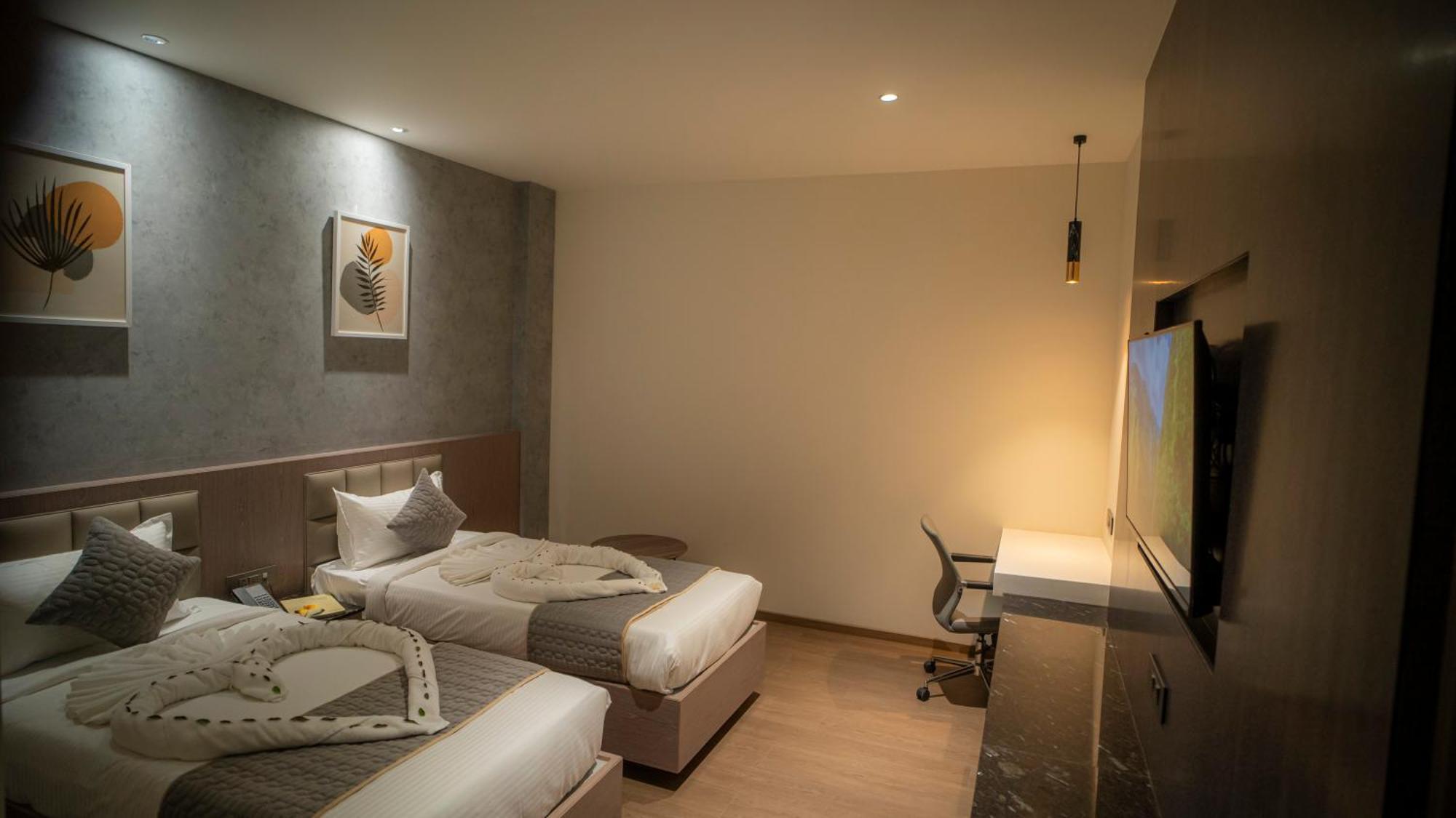 Hotel Tulips Grand Хидерабад Екстериор снимка