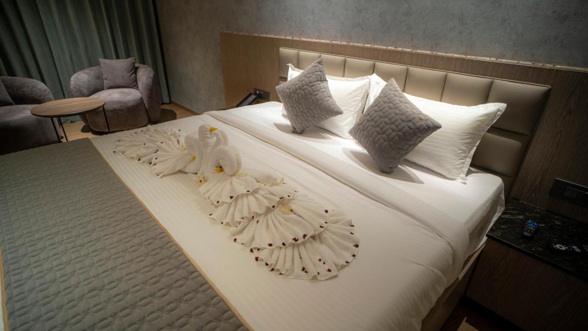 Hotel Tulips Grand Хидерабад Екстериор снимка