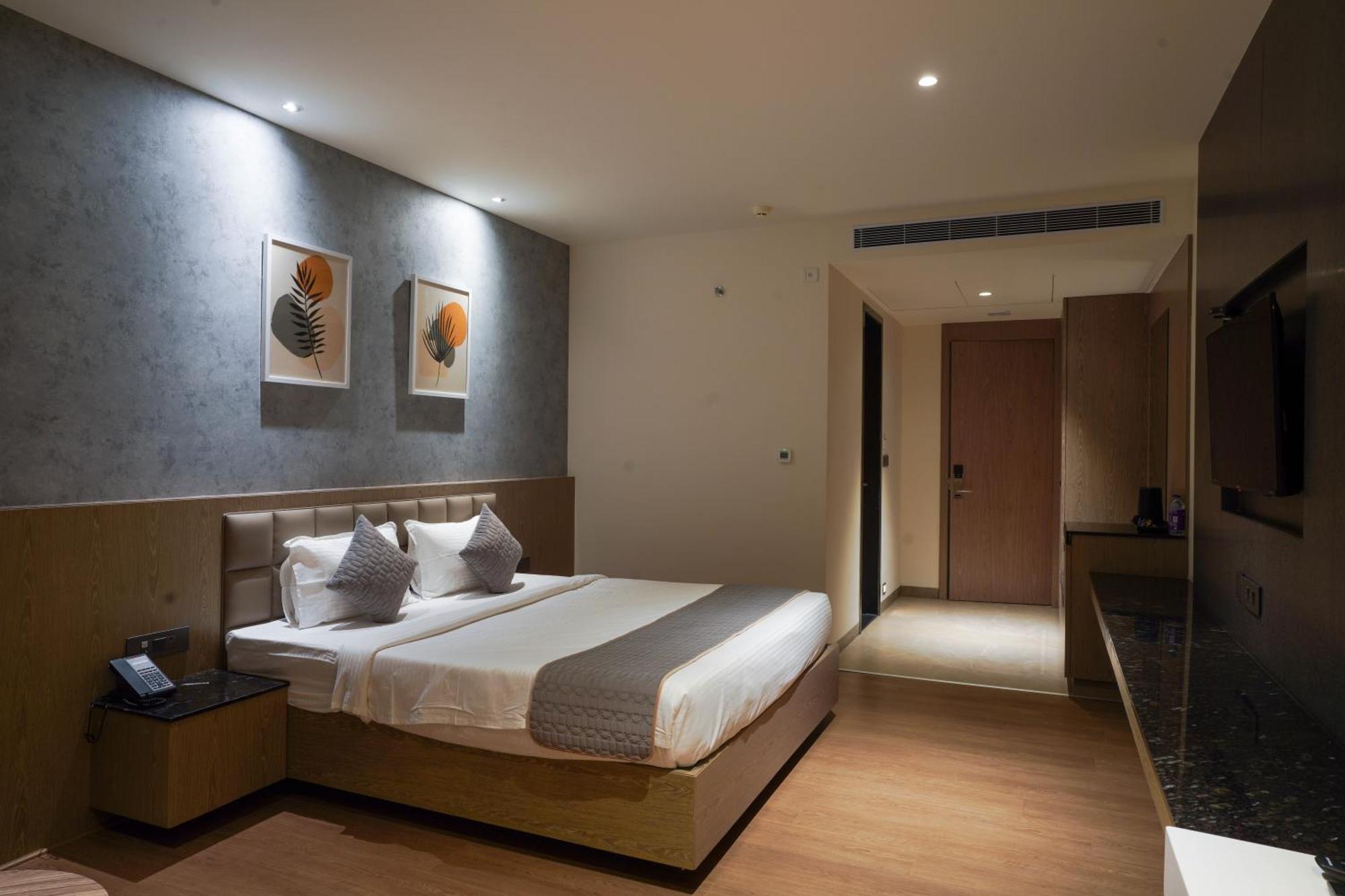 Hotel Tulips Grand Хидерабад Екстериор снимка