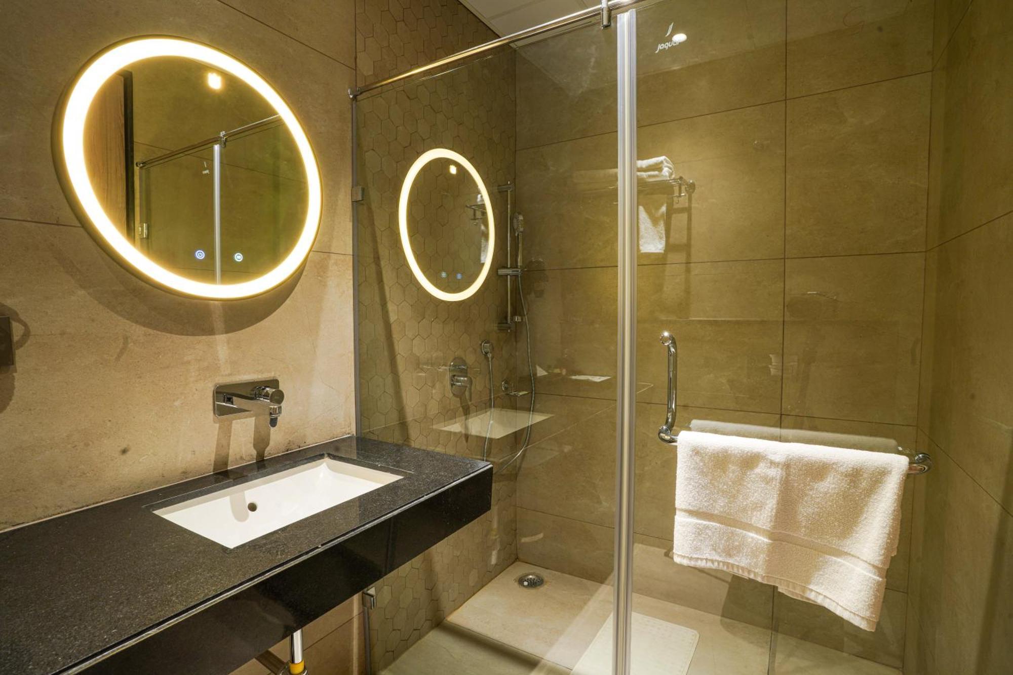 Hotel Tulips Grand Хидерабад Екстериор снимка