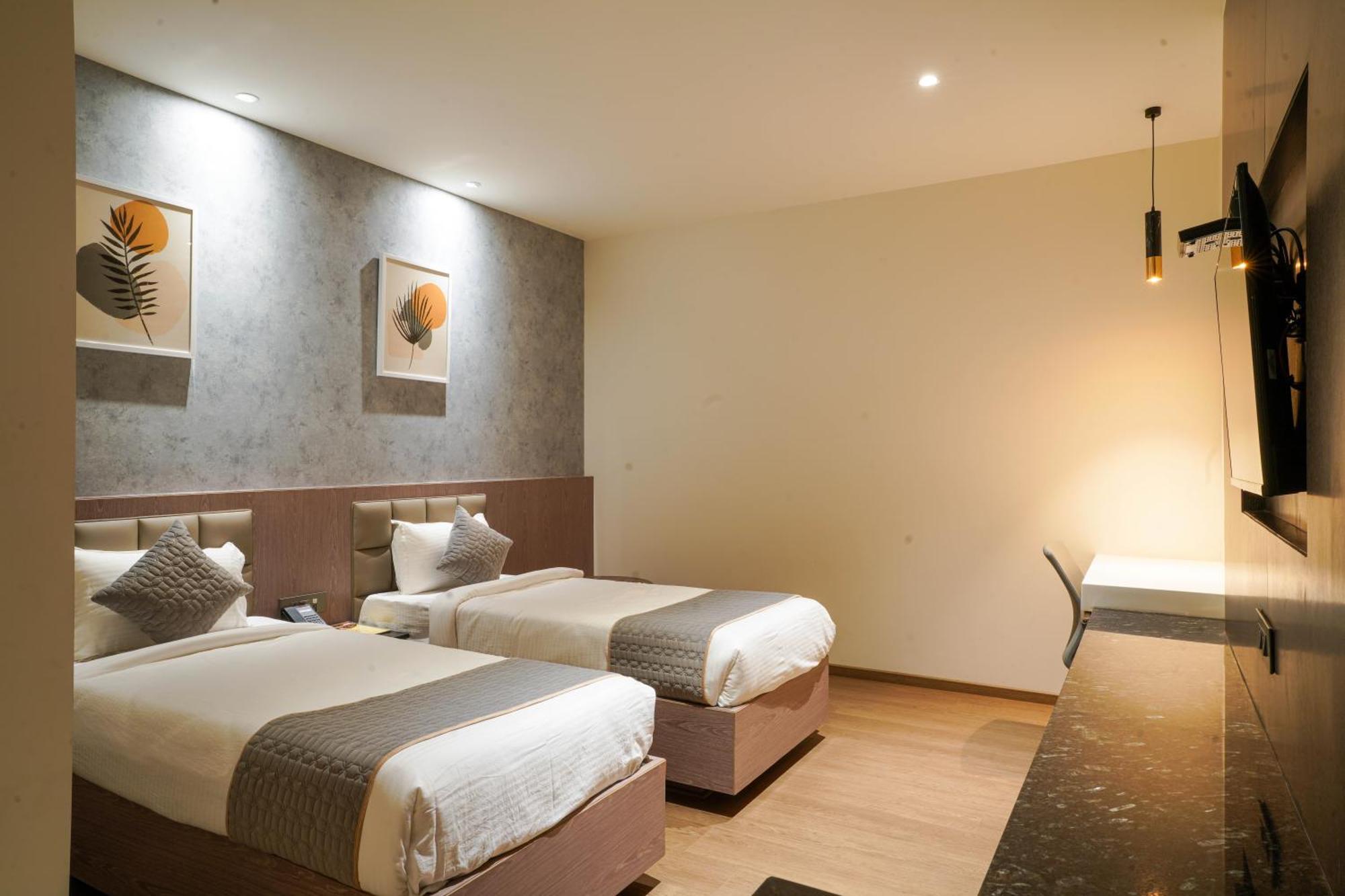 Hotel Tulips Grand Хидерабад Екстериор снимка