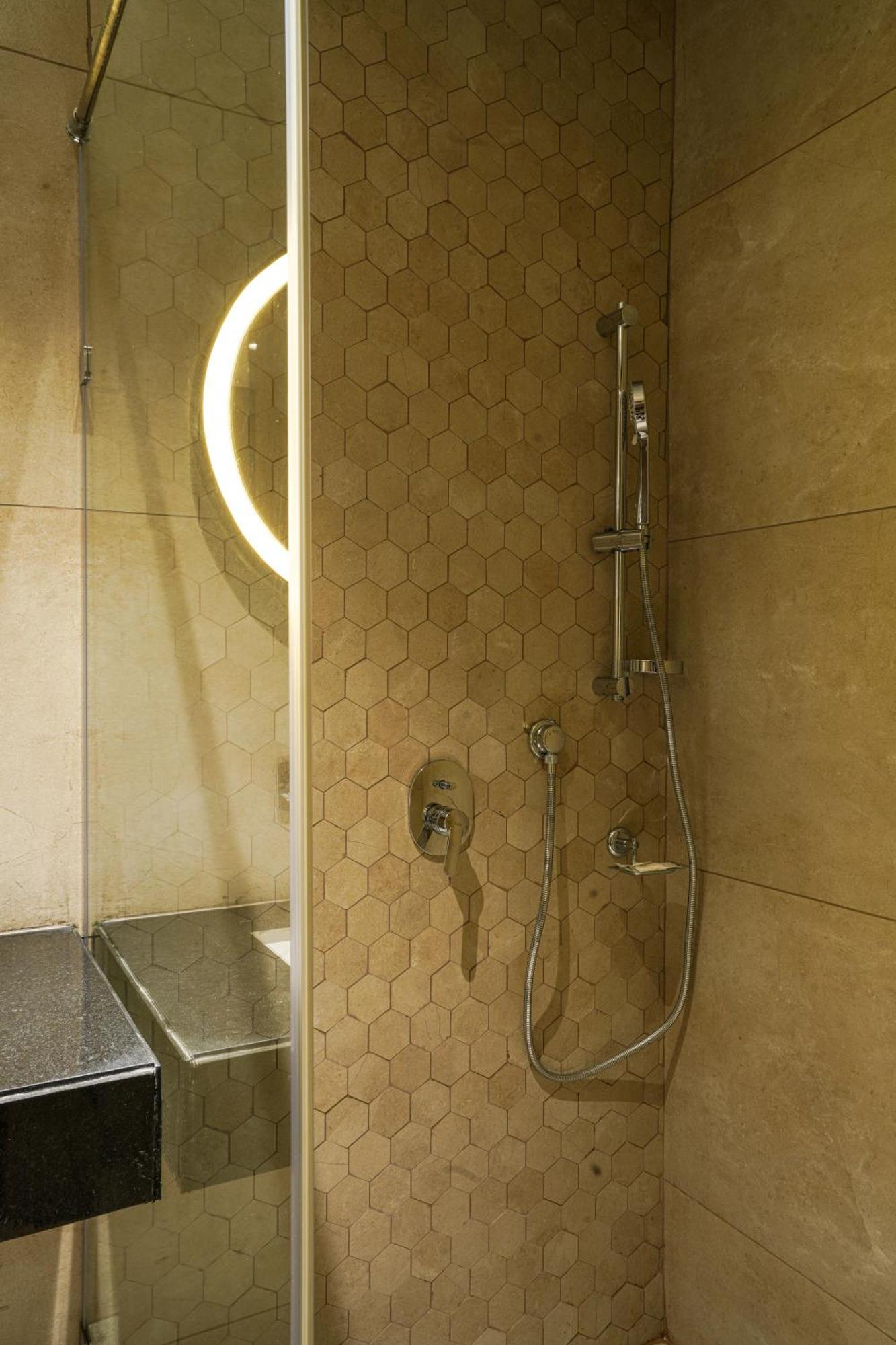 Hotel Tulips Grand Хидерабад Екстериор снимка